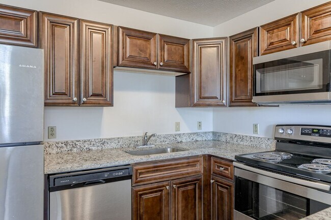 Building Photo - Spacious Duplex Close to Schools, UNL, Hay...