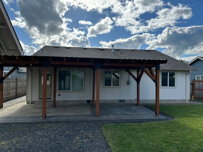 Building Photo - 3-bedroom 2 bath House