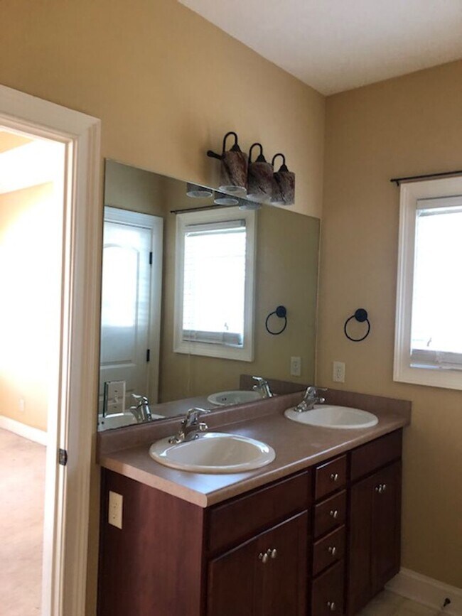 Building Photo - 237 Dogwood Cir