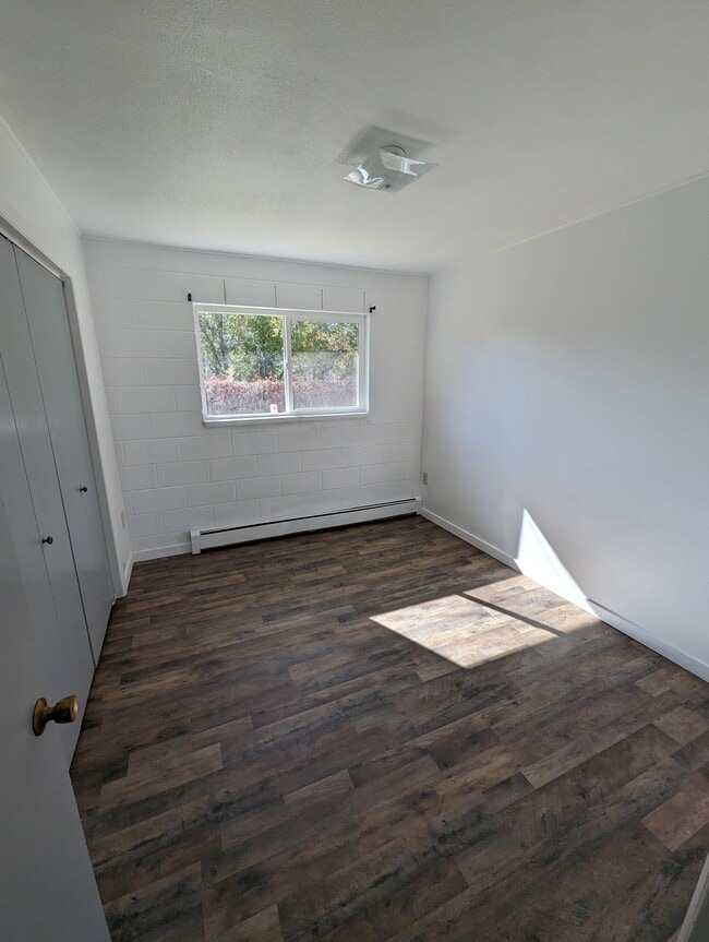 Room 1 - 275 W Parkview Dr