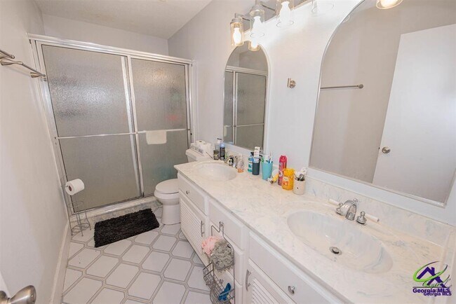 Building Photo - 205 Lake Placid Dr