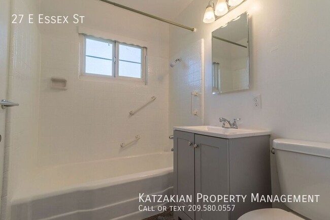 Building Photo - Stylishly Remodeled 2-Bedroom Home in Cent...