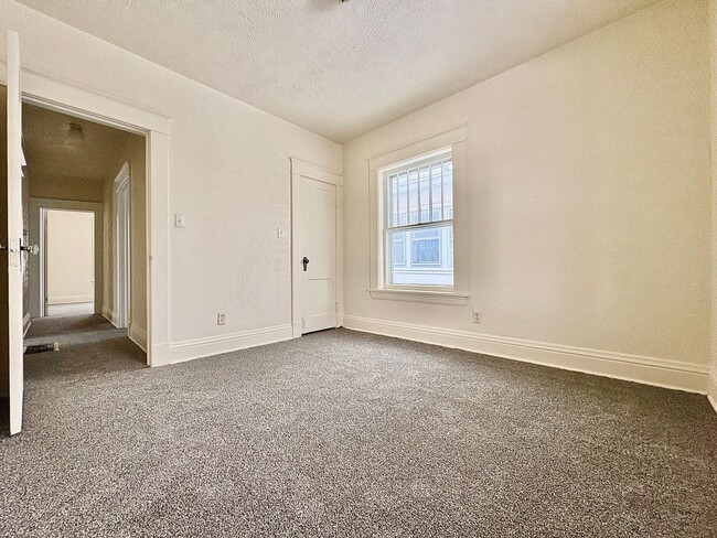 Building Photo - 1318 Lincoln Way East