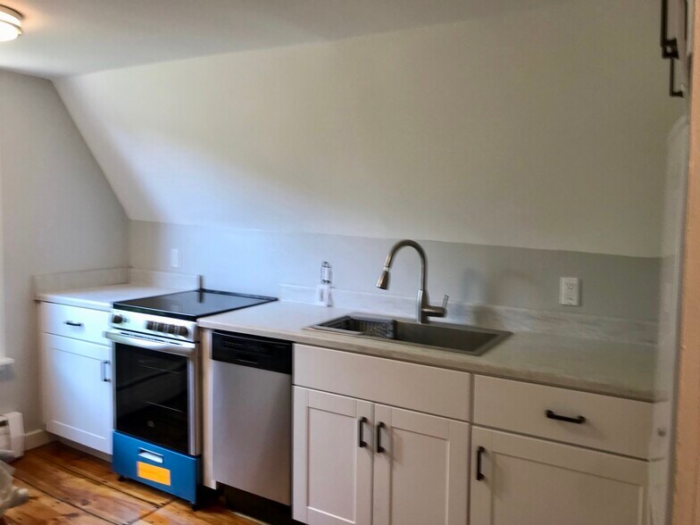 Kitchen - 46 Hopkins Ln