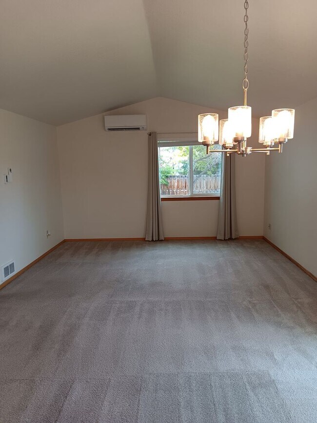 Building Photo - Charming Single-Level Home in Bend’s Mountain View Area