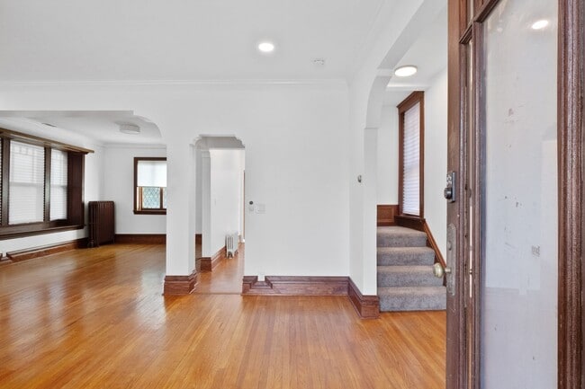 Building Photo - Hi-Pointe Adjacent House!