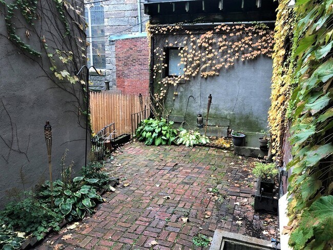 Building Photo - 38 Temple St