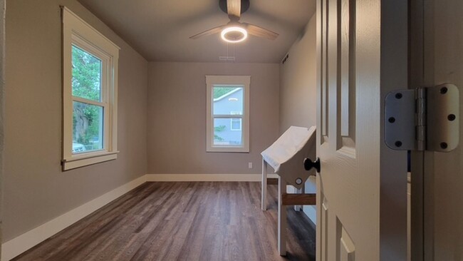 Building Photo - NEWLY REMODLED WITH CHARACTER!