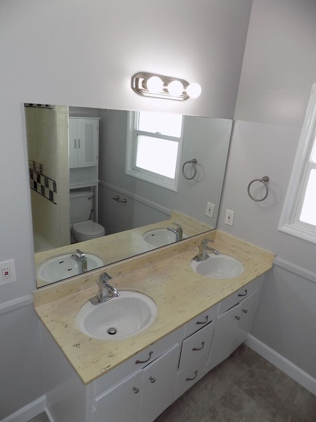 Building Photo - 3 Bedroom/2 Bathroom Craftsman | Master wi...