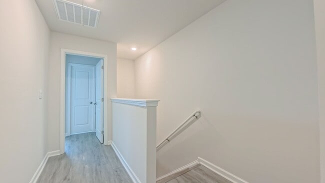 Building Photo - Spacious Townhome!
