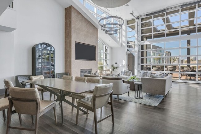 Building Photo - Awesome 1BE/1BA Condo in the Gulch w/2-res...
