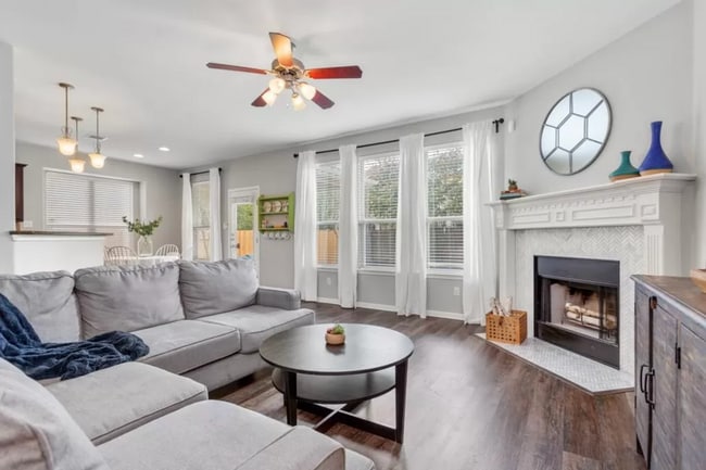 Building Photo - 3917 Links Ln