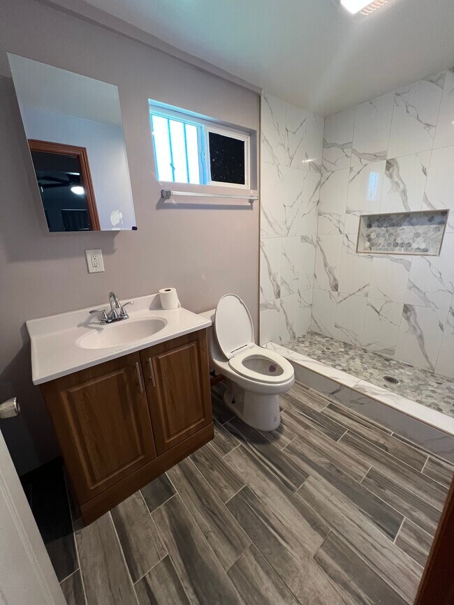 Building Photo - 126 W 71st St