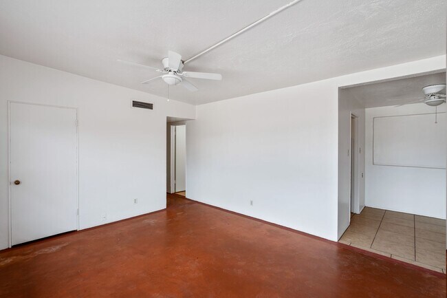 Building Photo - 2230 E Spring St