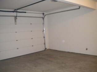 Building Photo - 3 bed/2.5 bath townhome! Double garage, a/...