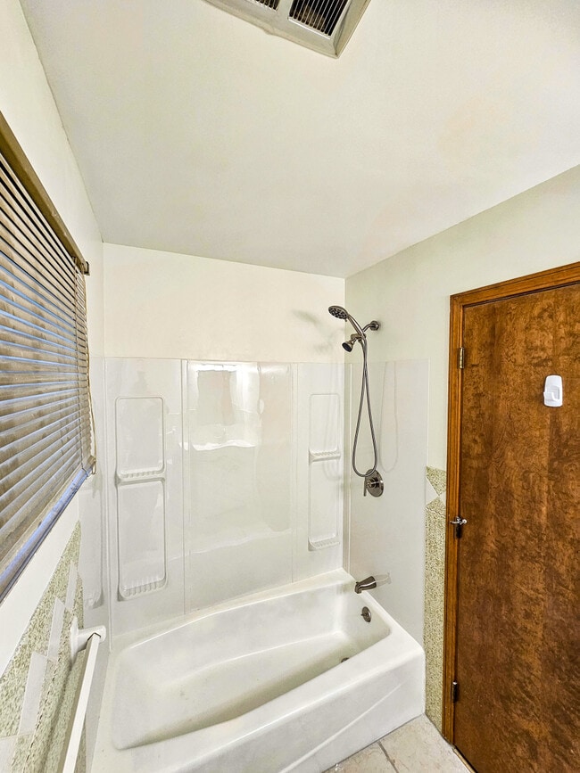 Building Photo - 101 E Hale Lake Rd