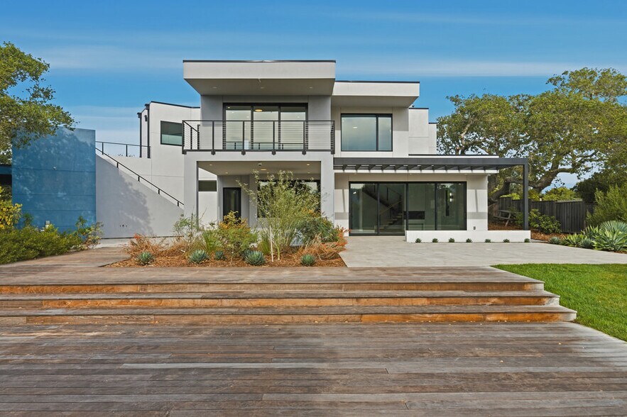 Building Photo - 10 Notre Dame Pl