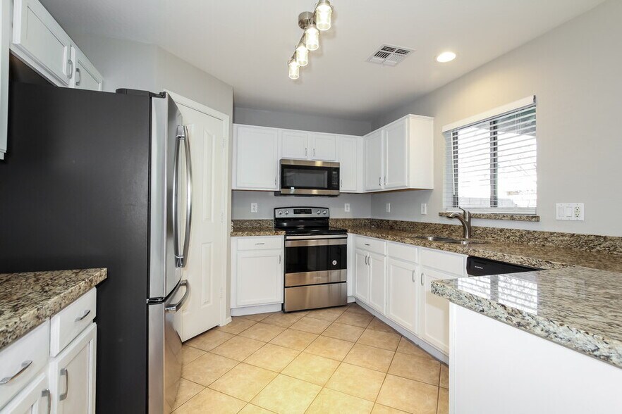 Building Photo - 12334 W Rosewood Dr