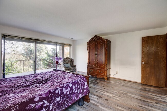 Building Photo - 3 Bedroom 2.5 bathroom spacious home with views of marina and downtown Oak Harbor