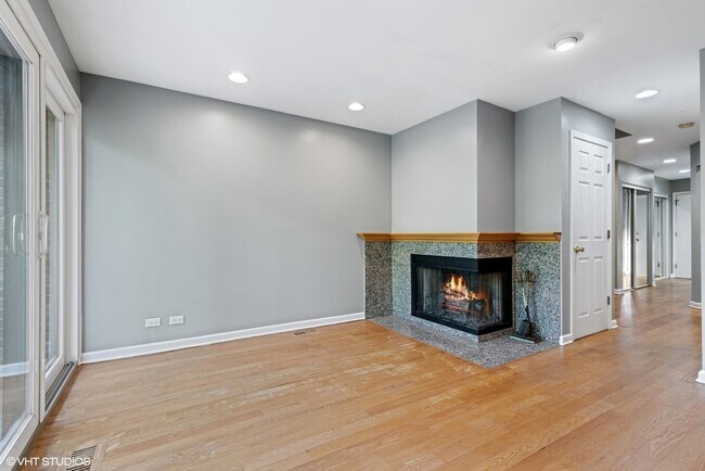 Building Photo - 1330 N La Salle Dr