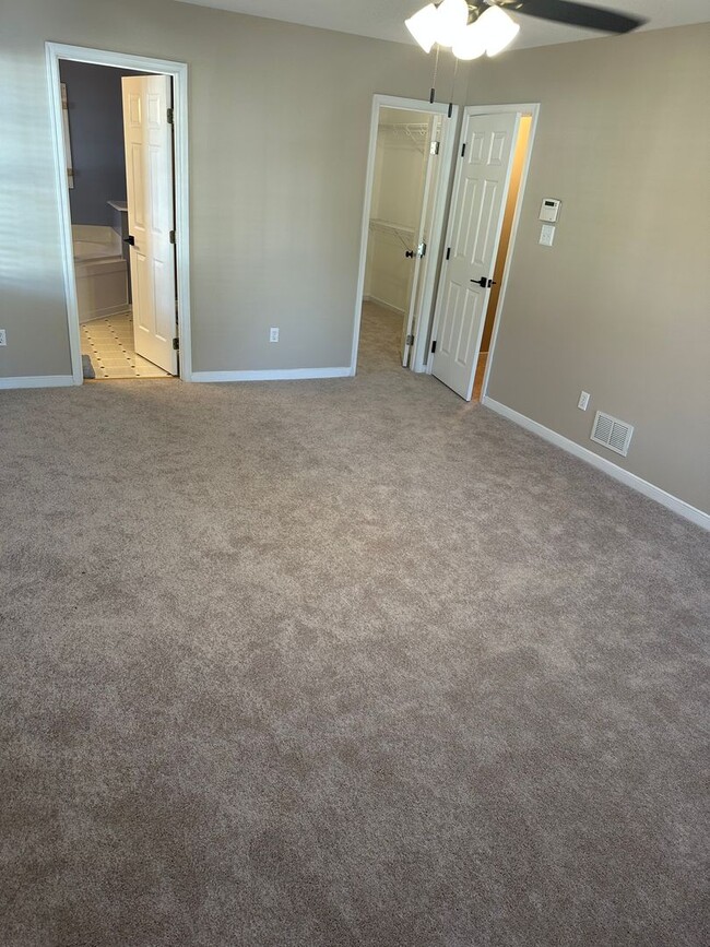 Building Photo - 4 bedroom/3 bathroom house