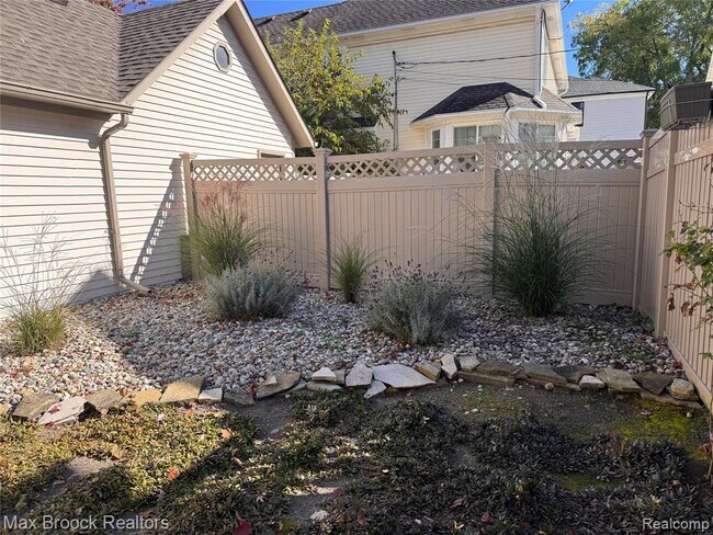 Building Photo - 343 S Elm St