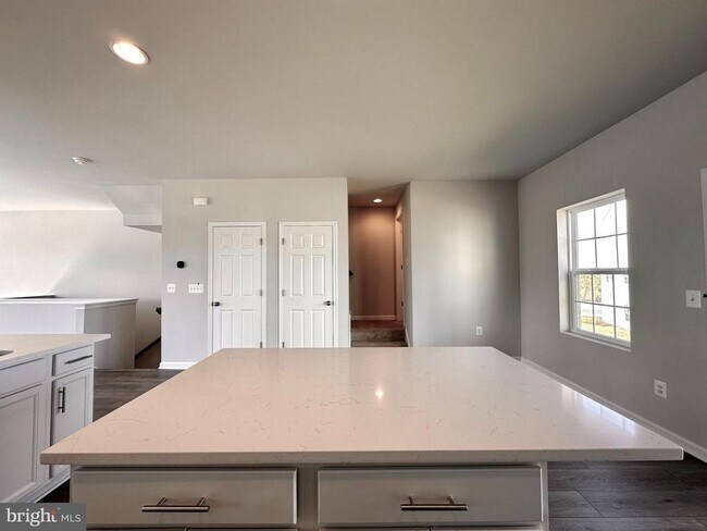 Building Photo - 526 Parkland Dr