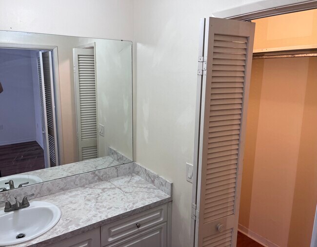 Bath 2 - 9137 Fontainebleau Blvd