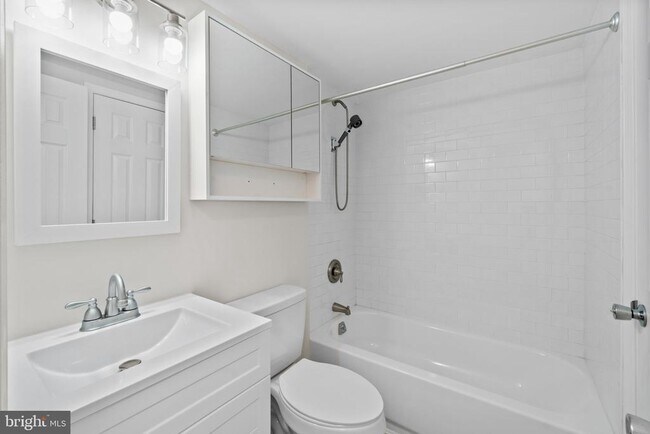 Building Photo - 544 Glen Ct