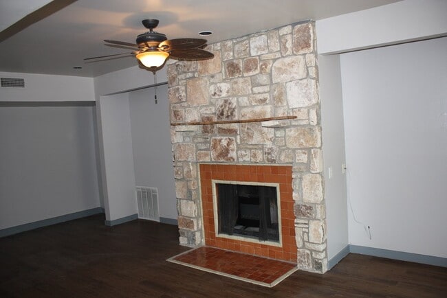 Building Photo - 537 Sand Bend Dr