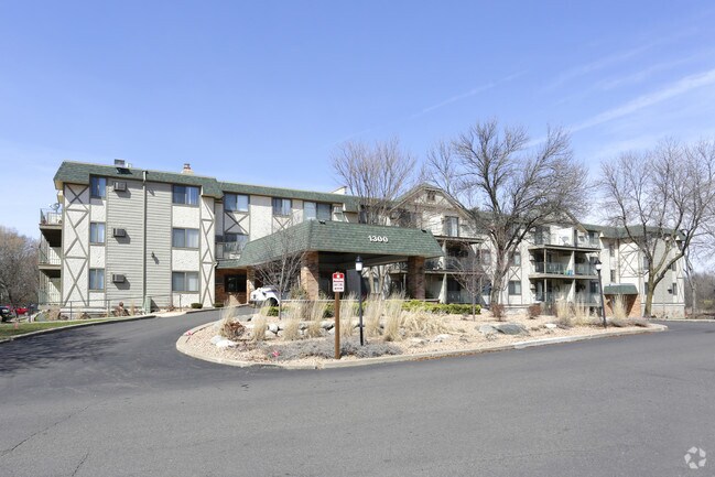Building Photo - Medicine Lake Apartments