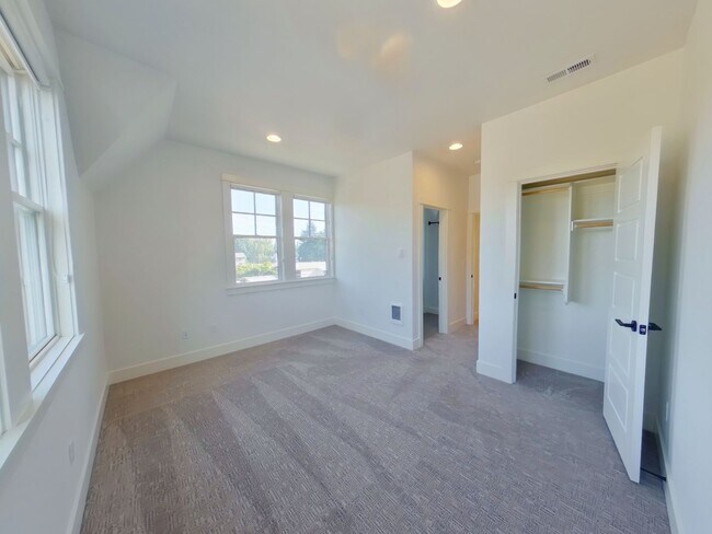 Building Photo - 2790 NW Harrison Blvd