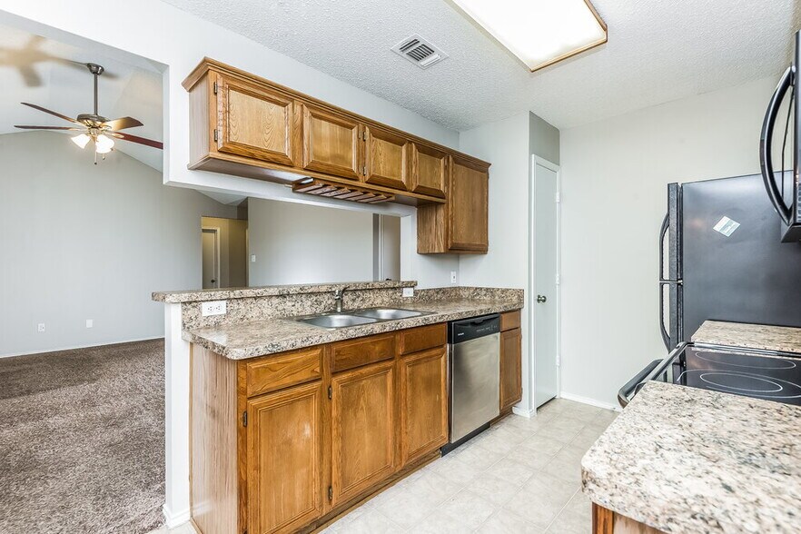 Building Photo - 616 Cumberland Dr