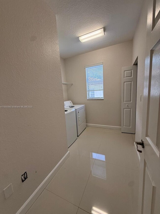 Building Photo - 16991 SW 90th Terrace