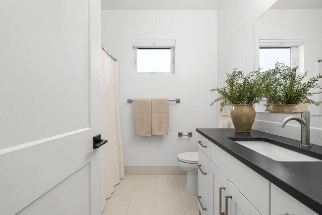 Building Photo - Brand New Luxury Duplex-Top of the line finishes & walking distance to The Village.