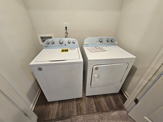 Building Photo - Like New Townhome in the heart of Newton