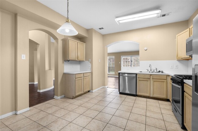 Building Photo - 17819 Scenic Oaks Dr