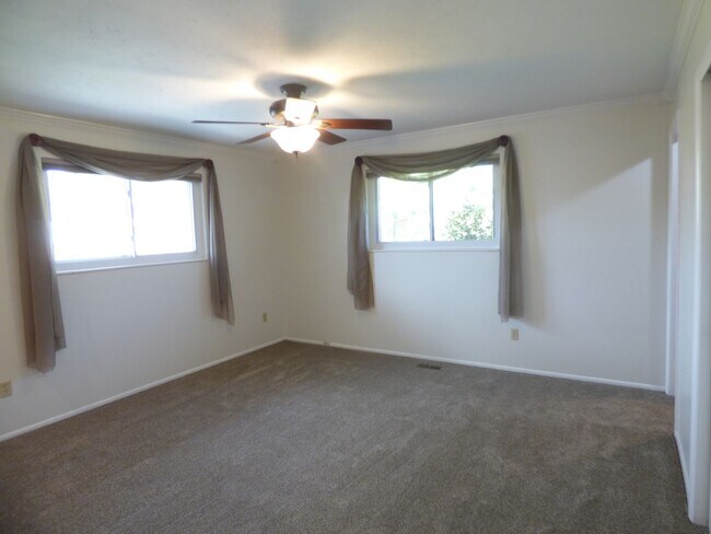 Building Photo - 5 Bd 3 Ba Home in Sandy