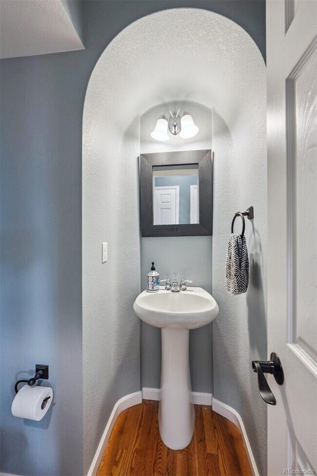 Building Photo - "Charming 3-Bed Sanctuary in Englewood: Spacious 3,089 Sq Ft with 2.5 Baths!"