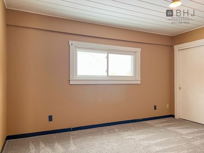 Building Photo - 6 month lease! 3 bed/ 1 bath Single Family Home on Coffeen!