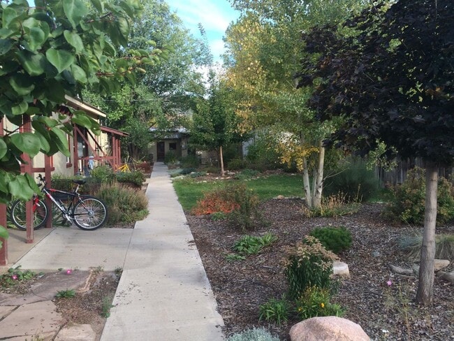 Building Photo - Charming 1 Bedroom, 1 Bath Apartment – Wal...