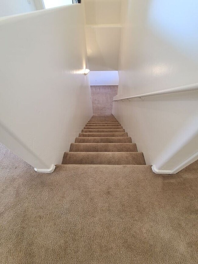 Building Photo - Beautiful 4-bedroom 3-bathroom - GREAT LOC...