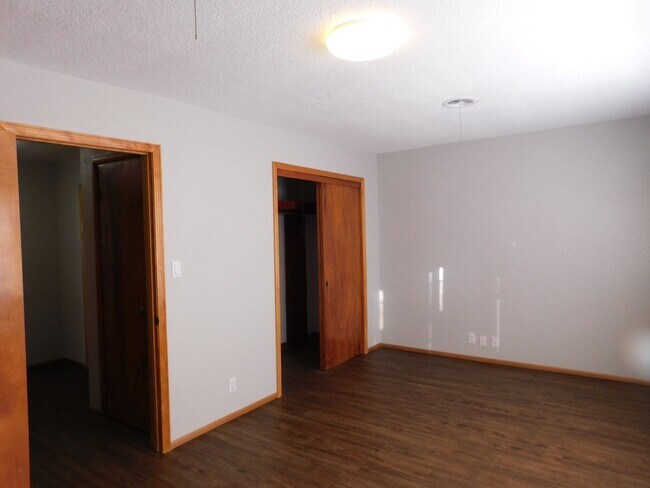 Building Photo - Spacious & remodeled 2 bedroom/1 bath dupl...