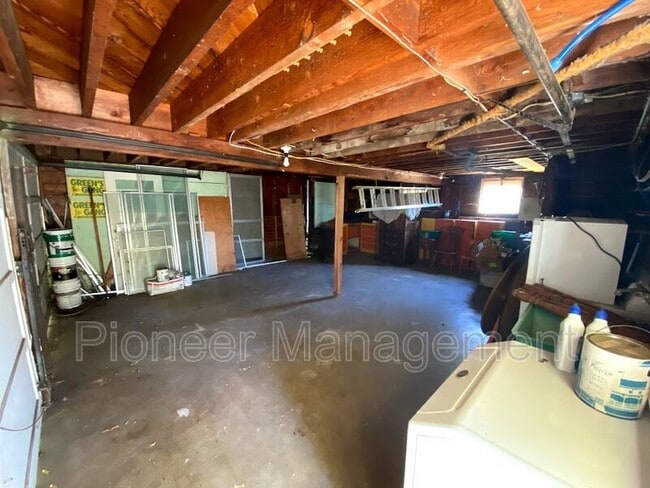 Building Photo - 375 Cherry Dr