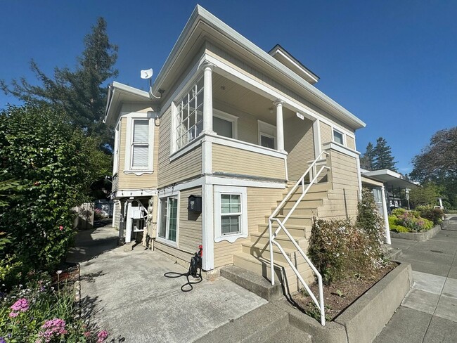 Building Photo - 2033 Jefferson St