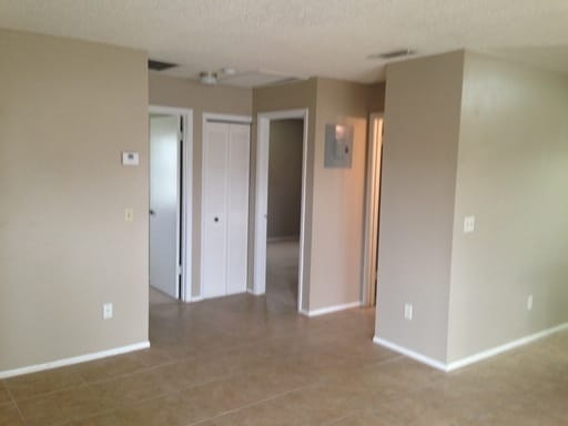 Building Photo - 2 bedroom 1 bath triplex located in the Semoran club subdivision.