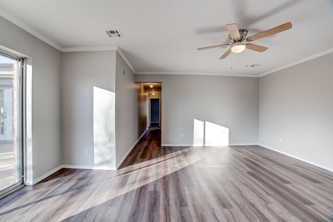 Building Photo - 4 Bed | 2 Bath in Midtown!