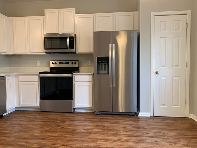 Building Photo - Renovated 2 Bed, 1.5 Bath Townhome w/ Comm...