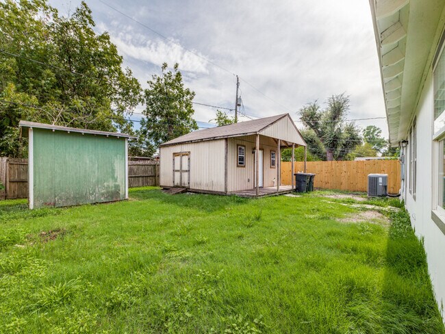 Building Photo - 411 Gober St