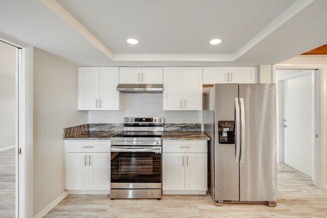 Building Photo - Beautiful 4 bedroom, 2 bathroom in Satellite Beach! NO HOA!!